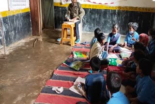 Children forced to study in the water and dampness from the ceiling