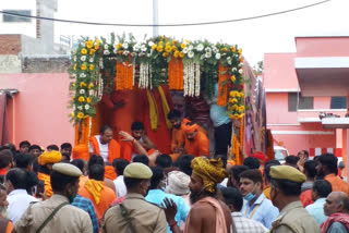 महंत नरेंद्र गिरींनी आपली समाधी लिंबाच्या झाडाखाली बांधण्याची इच्छा का व्यक्त केली?