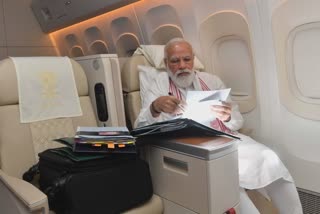 PM Modi ત્રણ દિવસીય અમેરિકાના પ્રવાસે, ફ્લાઈટમાં સમયનો ઉપયોગ કરીને ફાઈલો વાંચતા જોવા મળ્યા PM Modi