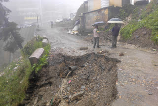 theog-kyaratu-road-blocked-due-to-landslide