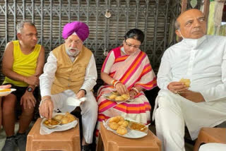 union-minister-hardeep-singh-offer-puja-with-bjp-candidate-priyanka-tibrewal