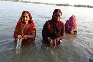 पितृ पक्ष में बेटियां भी तर्पण कर निभा रही हैं अपना धर्म,