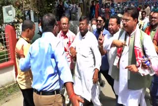 congress staged protest against eviction drive in garukhuti