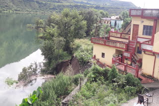 due-to-the-rise-in-the-water-level-of-tehri-lake-there-was-damage-in-sarot-village