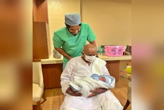 nikhil-kumaraswamy-celebrates-for-news-baby-born