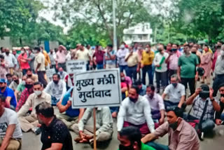 DU employees demonstrated their demands at lg residence