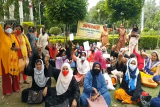 رامپور: آنگنواڑی ورکرز نے یوگی حکومت کے خلاف احتجاجی مظاہرہ کیا