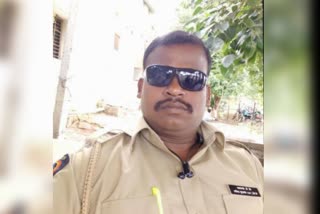 The sand-smuggling tempo crushed the constable in Mangalavedha