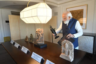 Modi with the artefacts