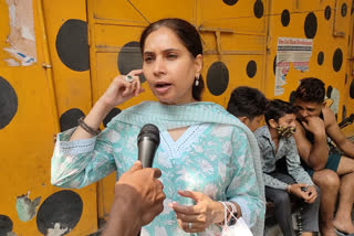 people getting dirty water of sewer in delhi