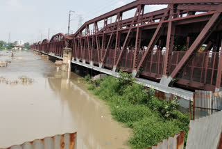 यमुना का बढ़ रहा जलस्तर.