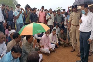 बहरोड़ पेपर लेट प्रकरण,  बीजेपी जिल्ध्यक्ष का धरना, BJP District President's protest,  protest against gehlot government,  alwar behrod news, डोटासरा पर निशाना,  target on dotasara