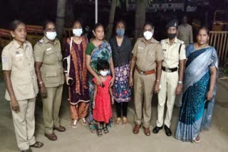 police-rescue-andhra-woman-who-left-home-and-hand-her-over-to-daughters