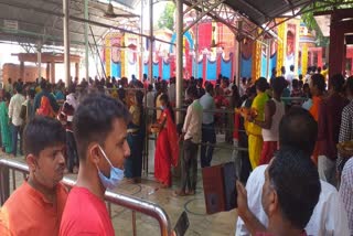 crowd-of-devotees-gathered-at-maa-chhinnamastika-temple-in-rajrappa