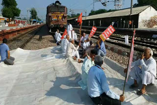 farmers-jam-the-delhi-jammu-railway-track-passing-through-sonipat