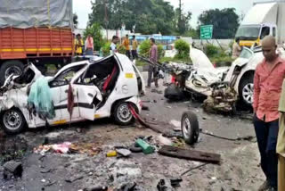 hosur  hosur accident  road accident  car accident  krishnagiri accident  krishnagiri news  krishnagiri latest news  accident news  விபத்து செய்திகள்  விபத்து  சாலை விபத்து  கார் விபத்து  ஓசூரில் கார் விபத்து  கிருஷ்ணகிரி செய்திகள்