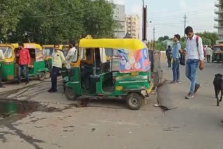 نوئیڈا: بغیر فٹنس کے سڑکوں پر دوڑ رہے ہیں ہزاروں آٹو