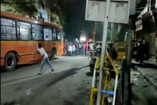 दिल्ली में बस ने महिला को कुचला