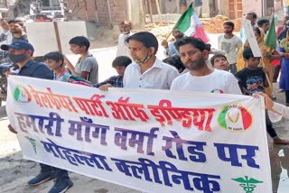 people protesting outside the MLA office demanding Mohalla Clinic in Vikaspuri area