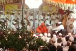 VIDEO: Tajuddin Maharaj dies of heart attack in ongoing kirtan