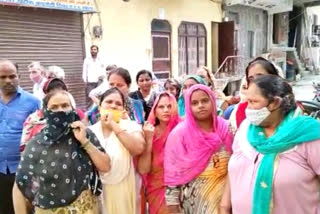 women protest for water crisis in sangam vihar delhi