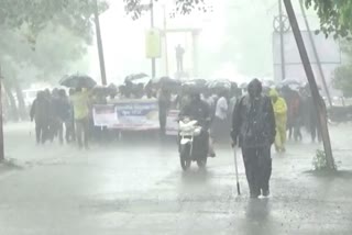 soyabeen farmer morcha to washim collector office during heavy rain