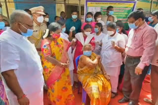 special Vaccination Camp  Vaccination Camp  Tamilisai Soundararajan  puducherry news  puducherry latest news  Tamilisai Soundararajan inspected special Vaccination Camp  puducherry Vaccination Camp  தடுப்பூசி சிறப்பு முகாம்  தடுப்பூசி முகாம்  தமிழிசை சவுந்தரராஜன்  தடுப்பூசி சிறப்பு முகாமில் தமிழிசை ஆய்வு  புதுச்சேரி  புதுச்சேரியில் தடுப்பூசி முகாமை தமிழிசை ஆய்வு