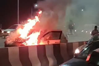 fire in moving vehicle in ghaziabad