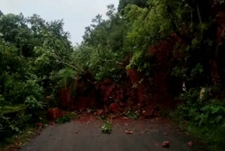 విరిగిపడిన కొండచరియలు