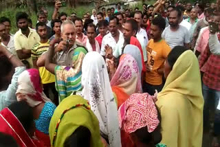 In Surajpur women shoved the ranger