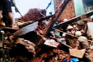 buliding collapsed in kolkata due to heavy raining