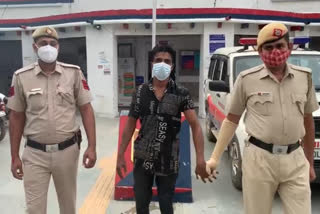 Nangloi police arrested mobile snatcher in delhi