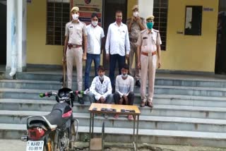 Alwar police arrested 2 miscreants who robbed mobile