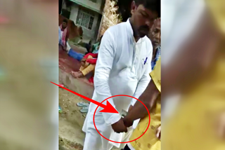 Video of mukhiya candidate distributing money goes viral in Manjhi Block Chapra