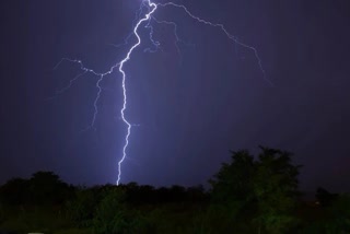 lightning strikes kill three at panna district in madhya pradesh  മധ്യപ്രദേശിൽ ഇടിമിന്നലേറ്റ് മൂന്ന് മരണം  ഇടിമിന്നലേറ്റ് മൂന്ന് മരണം  മധ്യപ്രദേശിൽ ഇടിമിന്നൽ  മധ്യപ്രദേശ്  ഇടിമിന്നൽ  lightning strikes kill three at panna district  lightning strikes kill three in madhya pradesh  madhya pradesh  madhya pradesh lightning  panna  പന്ന