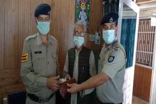 rampur-police-presented-an-example-of-honesty-by-returning-purse-full-of-money