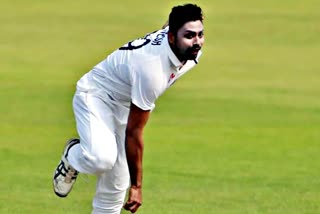 Avesh Khan practices  Sports News  IPL 2021  perfect yorker  bottle or shoes  Avesh practices to bowl  सटीक यॉर्कर  गेंदबाज आवेश खान  दिल्ली कैपिटल्स  आईपीएल 2021