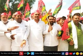 sp workers protest against police beaten bjp leader at police station in chandauli