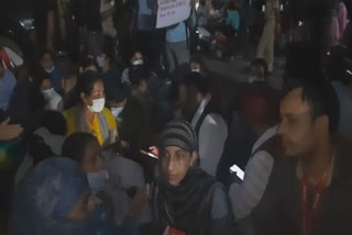 جموں:گورنمنٹ میڈیکل کالج کے باہراحتجاج