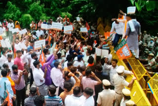 मुख्यमंत्री आवास पर दिल्ली बीजेपी का विरोध प्रदर्शन