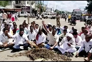 पंचनामे न करता ओला दुष्काळ जाहीर करा, शेतकऱ्यांचे आंदोलन