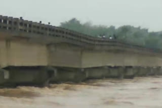 crack in the barakar river bridge who connecting dhanbad to jamtara