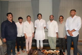 పవన్‌కల్యాణ్‌ను కలిసిన ప్రముఖ సినీ నిర్మాతలు