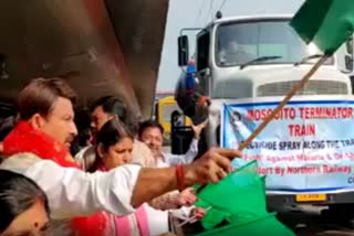 सांसद मनोज तिवारी ने Special Mosquito Terminator Train काे हरी झंडी दिखाई