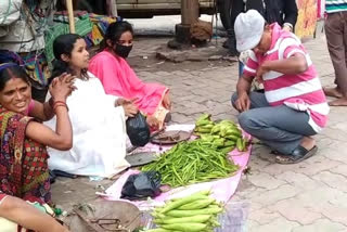 Poshan sakhis sold vegetables on footpath