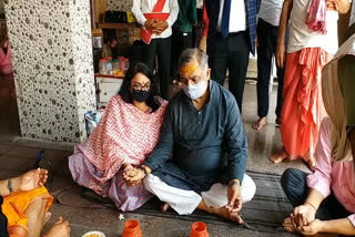 patna-high-court-chief-justice-offered-prayers-with-family-at-basukinath-temple-in-dumka