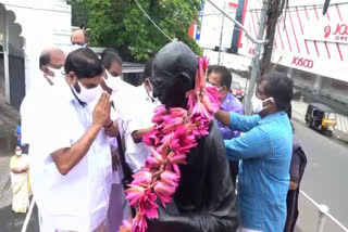 Mahathma Gandhi  വി.എൻ വാസവന്‍  ഗാന്ധിജയന്തി ദിനാഘോഷം  സഹകരണ - രജിസ്‌ട്രേഷൻ വകുപ്പ് മന്ത്രി  Minister for Co-operation and Registration  Gandhi statue in kottayam  ഗാന്ധിജയന്തി ദിനം  Minister VN Vasavan paid homage to Gandhi statue in kottayam