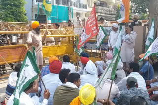 farmers protest residence of sirsa mp sunita duggal