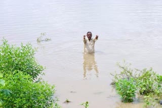 farmer fall in farm while devendra fadanvis on washim tour where heavy rain stored