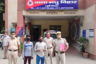 पुलिस हिरासत में माेबाइल छिनतई का आराेपी